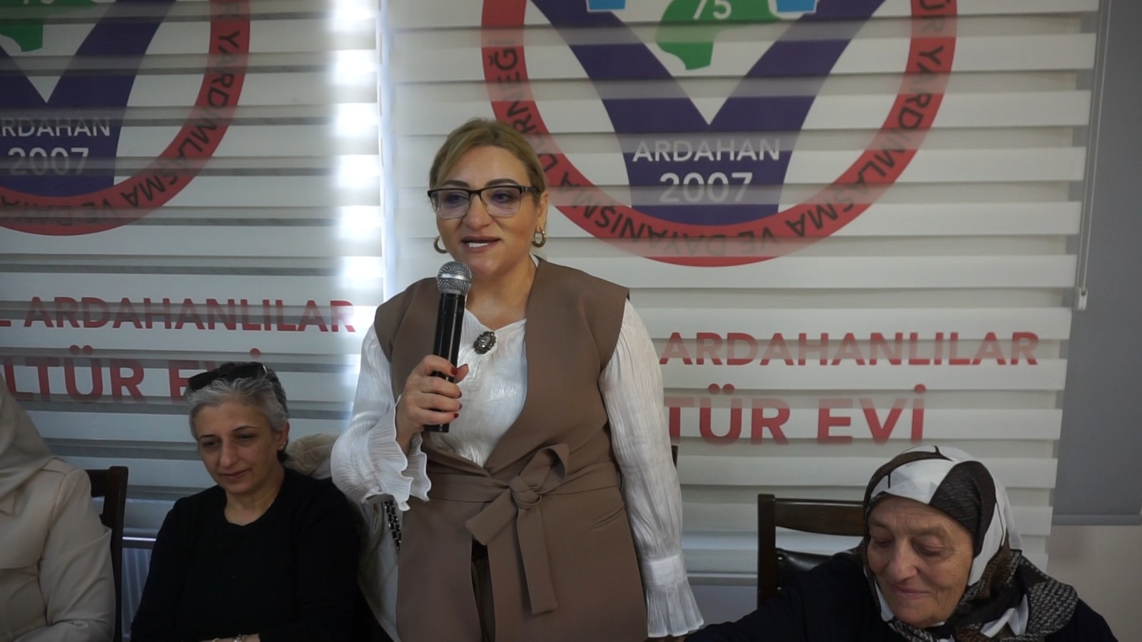 BAŞKANLAR KOLTUKLARI ANNELERE BIRAKTI