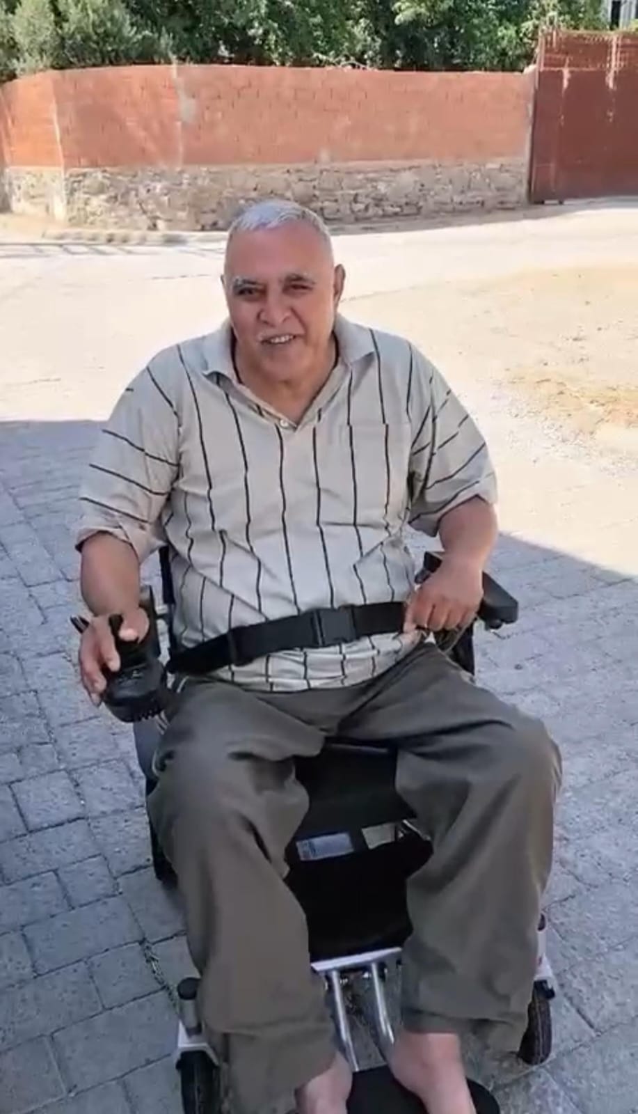 SAMYELİ VAKFI ORHAN KÖNÜ’YE AKÜLÜ SANDALYE HEDİYE ETTİ